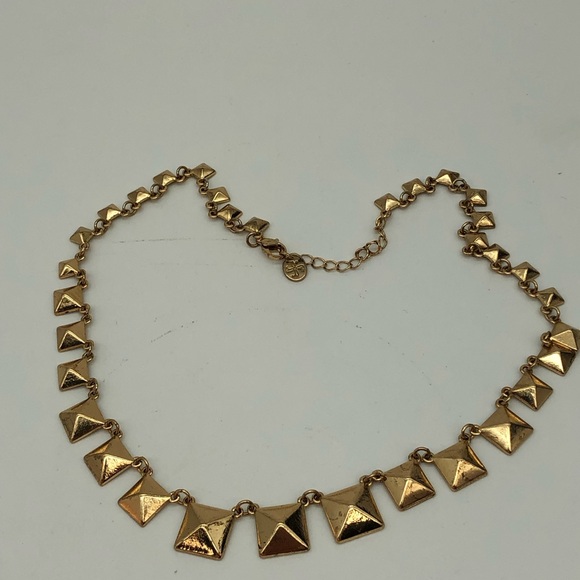 Vera Wang Pyramid shaped linked Gold Tone necklace - Picture 5 of 6